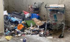 Via Gramsci, il parcheggio da incubo tra rifiuti e siringhe