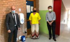 Donati 36 dispenser innovativi alle scuole di Poviglio e Brescello