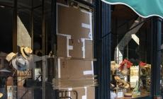 Vandali in azione: spaccata la vetrina di Vender