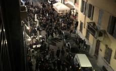 Movida, un locale condannato: «Troppe violazioni degli orari e bivacchi su sedie e tavoli all'esterno»