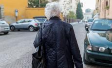 Esce di casa e viene scippata della collana