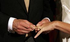 Avvocato regala un voucher-divorzio alla collega praticante che si sposa
