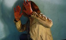 Quattro anni di violenze alla compagna fino a romperle una costola: condannato