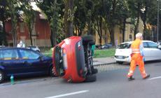 Viale San Michele: auto sbanda, colpisce una vettura parcheggiata e finisce su due ruote