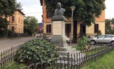 "Degrado intorno al monumento del Papa Buono"
