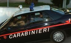 Spara al convivente e chiama i carabinieri. Grave l'uomo