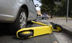 Monopattino tampona auto e rompe il vetro posteriore