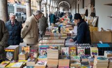 Il mercatino dell'antiquariato resta  in via D'Azeglio
