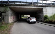 Via Naviglio Alto, ancora chiodi nel sottopasso. I residenti: «È un incubo»