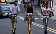 Tutti in fila per provare i nuovi monopattini