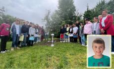 Parma Calcio, la coppa alla scuola di Vicofertile davanti all'ulivo dedicato al piccolo Matteo Cerato