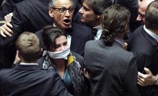 Dambruoso stoppa la Lupo. Lei: «Schiaffo». Lui: «Colpo involontario: difendevo la Boldrini»