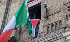 Bandiera palestinese esposta (e poi rimossa) in Municipio: &egrave; polemica