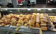 Milano, un alunno addenta un panino al prosciutto preso alla mensa e ci trova un bullone