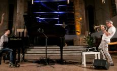 L'inno alla pace di Aeham Ahmad e Paolo Fresu inizia con venti minuti di ritardo ma poi conquista il foltissimo pubblico 