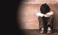 La bacia sulle labbra, ma lei ha solo 12 anni e lui 80. Poi patteggia
