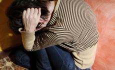 Calci e pugni alla compagna 18enne gi&agrave; un mese dopo il parto