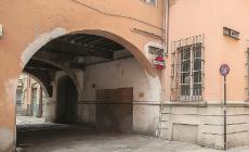 Anziano rapinato da due giovanissimi in vicolo Santafiora