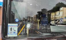 Quattro bus colpiti da sassi in viale Toschi