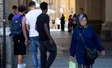 Notte da incubo in piazza Garibaldi: diciannovenne aggredito e derubato
