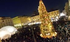 Si accende l'albero di Natale