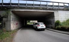 Via Naviglio Alto, doppio attacco. Altri chiodi sparsi nel sottopasso
