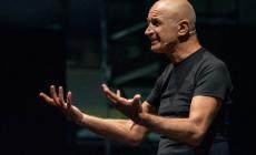 Con «Che ci faccio qui in scena» Domenico Iannacone all’Arena Shakespeare: «Il teatro? Una casa dove trovare riparo»