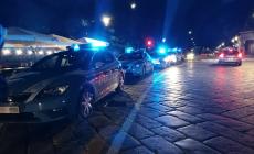 Via Farini, assembramento (davanti) al bar: chiuso il locale per 5 giorni
