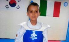 Bimbo trovato morto: si cerca lo zaino