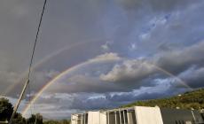 Spettacolare doppio arcobaleno in Val d'Enza
