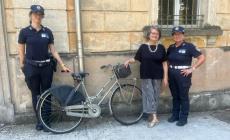 Rubano le bici a due volontari impegnati in una festa di paese: la Polizia locale trova i colpevoli