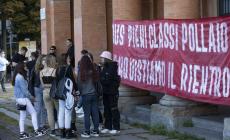 Studenti, la protesta continua in piazza della Pace: dopo  13 giorni, in Italia 500 scuole con contagi