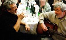 Flaco Biondini in concerto alla Reggia di Colorno: «Guccini, De André e De Gregori sono i padri della canzone d’autore»