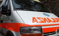 Grave incidente nella notte, auto contro una pianta sulla via Emilia. Due feriti gravi, una 24enne è in Rianimazione