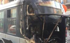 Via Trento: quel che resta dell'autobus bruciato - Le foto di un lettore