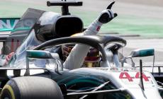 Tre piloti in 99 millesimi. Lewis Hamilton ottiene la pole position sul circuito di casa