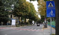 Viale Milazzo, dalla strada si accorge dei ladri in casa e li fa fuggire