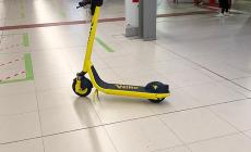 Direttamente al... treno: e i monopattini restano dentro alla stazione - Foto