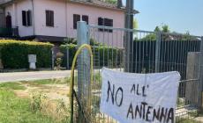 I residenti: &laquo;No alla nuova antenna di 36 metri a San Prospero: danno al valore delle case&raquo;. Ma il Comune non pu&ograve; fare nulla