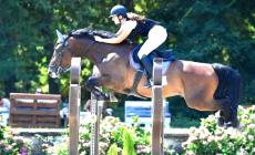 Rebecca cade da cavallo e si frattura tre vertebre