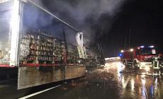 Tir carico di conserve sbanda e prende fuoco in A15 - Foto