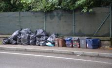 Spettacolo indecoroso a Ozzano: rifiuti abbandonati in strada