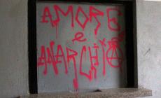 La stazione di Castione Marchesi imbrattata di scritte