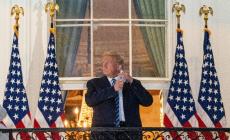 Trump torna alla Casa Bianca e toglie la mascherina: "Non fatevi condizionare dal virus"
