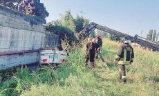 Tira dritto in curva, sfonda un muretto e vola nel canale