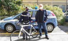  La polizia  sequestra e restituisce una bicicletta da corsa rubata