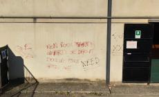 Lesignano, svastica sul muro della palestra
