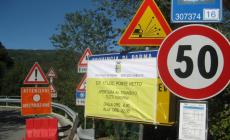 Ponte di Vetto, strada interrotta. Caos di 9 segnali