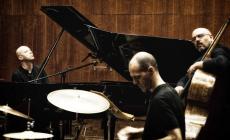 «Kum!», l'invito di Stefano Battaglia in trio      