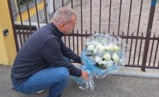 Vignale, il sindaco depone un mazzo di fiori